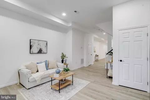 Entry Way - 3015 Windsor Ave, Baltimore, MD 21216 photo 2 of 22