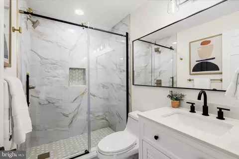 Bath - 2 Cross Keys Rd #2F, Baltimore, MD 21210 photo 1 of 3