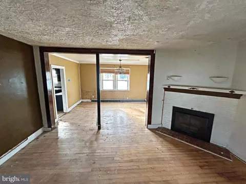 Living - 6101 Tramore Rd, Baltimore, MD 21214 photo 3 of 4