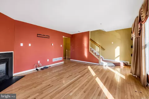 Living - 252 Robert St, Baltimore, MD 21217 photo 4 of 6
