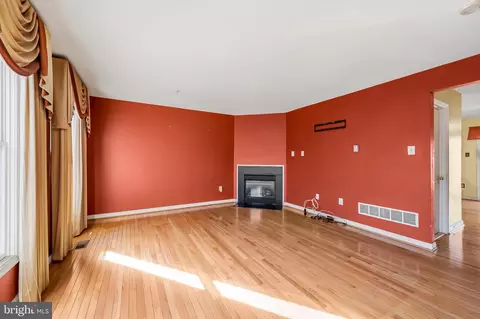 Living - 252 Robert St, Baltimore, MD 21217 photo 2 of 6