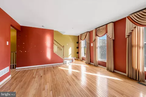 Living - 252 Robert St, Baltimore, MD 21217 photo 3 of 6