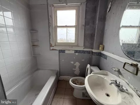 Bath - 556 Radnor Ave, Baltimore, MD 21212 photo 1 of 1