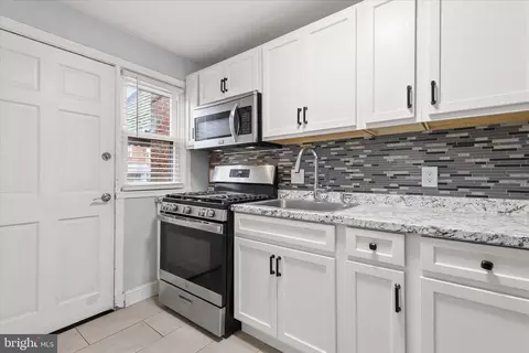 Entry Way - 4352 Eldone Rd, Baltimore, MD 21229 photo 5 of 7