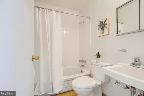 Bath - 211 Bolton Pl, Baltimore, MD 21217 photo 5 of 9