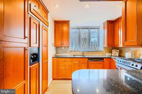 Kitchen - 211 Bolton Pl, Baltimore, MD 21217 photo 2 of 6