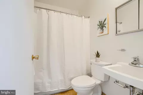 Bath - 211 Bolton Pl, Baltimore, MD 21217 photo 4 of 9
