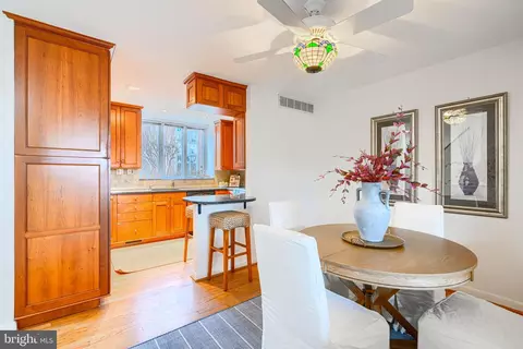 Dining - 211 Bolton Pl, Baltimore, MD 21217 photo 4 of 5