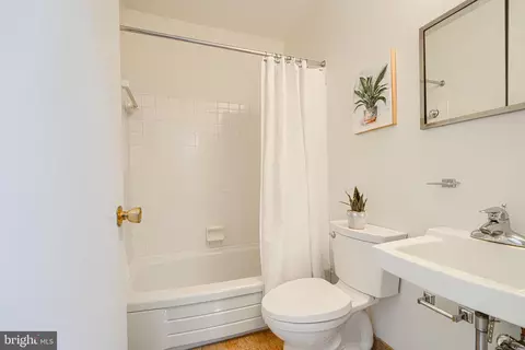 Bath - 211 Bolton Pl, Baltimore, MD 21217 photo 3 of 9