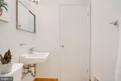 Bath - 211 Bolton Pl, Baltimore, MD 21217 photo 6 of 9