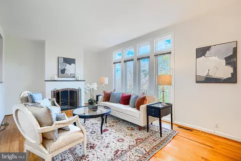 Living - 211 Bolton Pl, Baltimore, MD 21217 photo 2 of 4