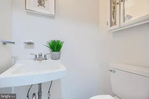 Bath - 211 Bolton Pl, Baltimore, MD 21217 photo 1 of 9