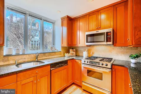 Kitchen - 211 Bolton Pl, Baltimore, MD 21217 photo 4 of 6