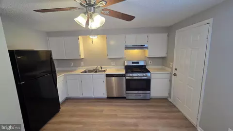 Entry Way - 1226 E Chase St, Baltimore, MD 21202 photo 10 of 20
