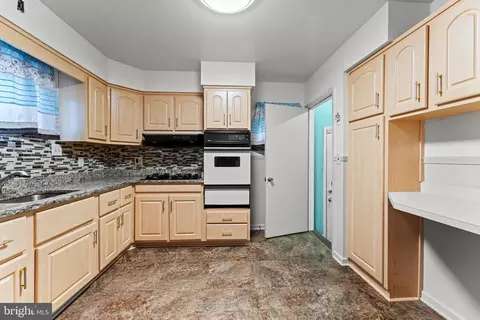 Entry Way - 6230 Laurelton Ave, Baltimore, MD 21214 photo 3 of 5