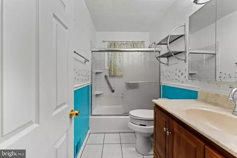 Bath - 6230 Laurelton Ave, Baltimore, MD 21214 photo 1 of 2