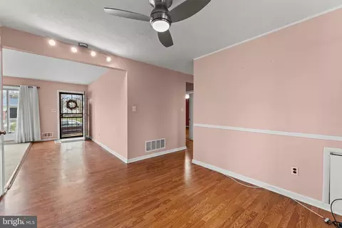 Entry Way - 6230 Laurelton Ave, Baltimore, MD 21214 photo 1 of 5