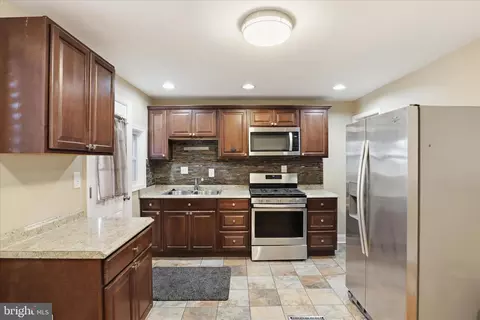 Entry Way - 738 Yale Ave, Baltimore, MD 21229 photo 2 of 7