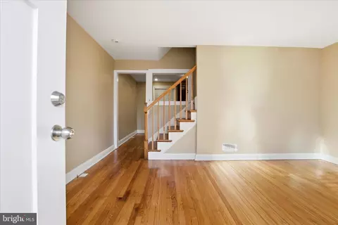 Entry Way - 738 Yale Ave, Baltimore, MD 21229 photo 1 of 7
