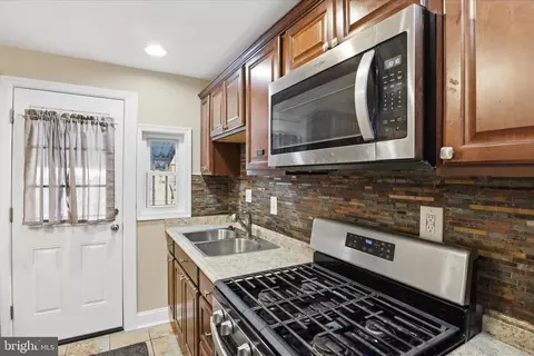 Entry Way - 738 Yale Ave, Baltimore, MD 21229 photo 6 of 7