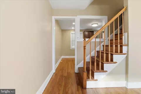 Entry Way - 738 Yale Ave, Baltimore, MD 21229 photo 3 of 7