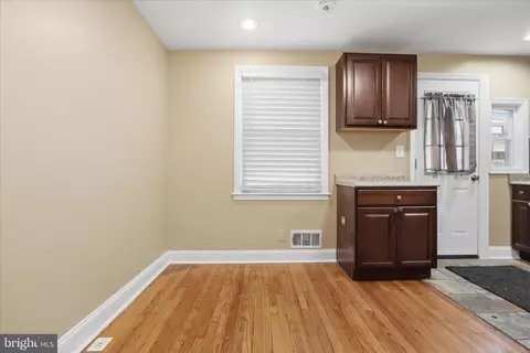 Entry Way - 738 Yale Ave, Baltimore, MD 21229 photo 4 of 7