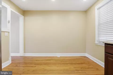 Entry Way - 738 Yale Ave, Baltimore, MD 21229 photo 5 of 7