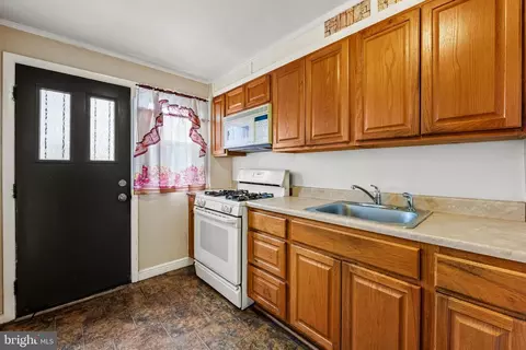 Entry Way - 3517 Elmora Ave, Baltimore, MD 21213 photo 2 of 4