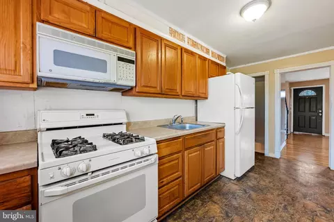Entry Way - 3517 Elmora Ave, Baltimore, MD 21213 photo 1 of 4