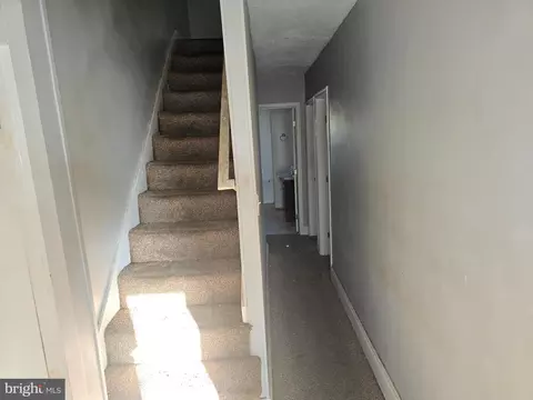 Entry Way - 307 S Augusta Ave, Baltimore, MD 21229 photo 4 of 8