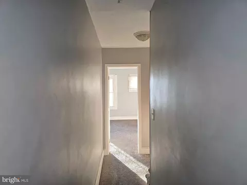 Entry Way - 307 S Augusta Ave, Baltimore, MD 21229 photo 5 of 8