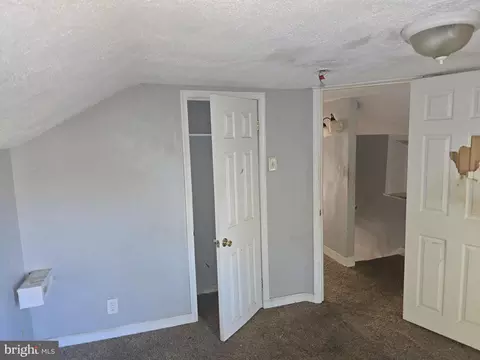 Entry Way - 307 S Augusta Ave, Baltimore, MD 21229 photo 3 of 8