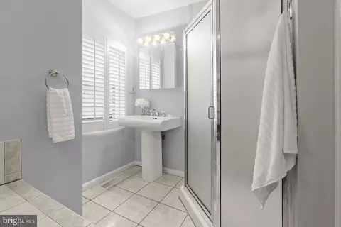 Bath - 2828 Odonnell St, Baltimore, MD 21224 photo 2 of 5
