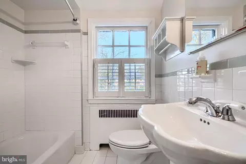 Bath - 5000 Broadmoor Rd, Baltimore, MD 21212 photo 3 of 7