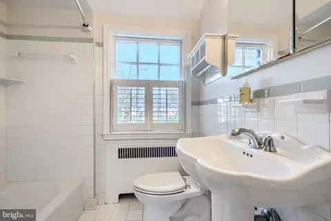 Bath - 5000 Broadmoor Rd, Baltimore, MD 21212 photo 4 of 7