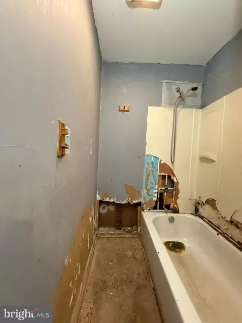 Bath - 720 N Rose St, Baltimore, MD 21205 photo 2 of 2