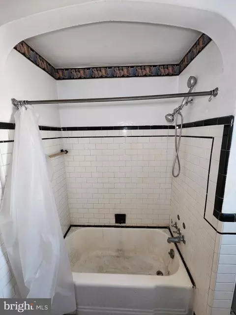 Bath - 4327 Shamrock Ave, Baltimore, MD 21206 photo 4 of 8