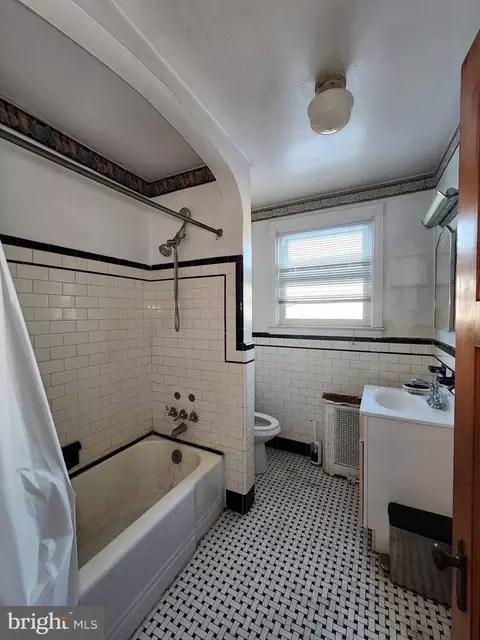 Bath - 4327 Shamrock Ave, Baltimore, MD 21206 photo 5 of 8