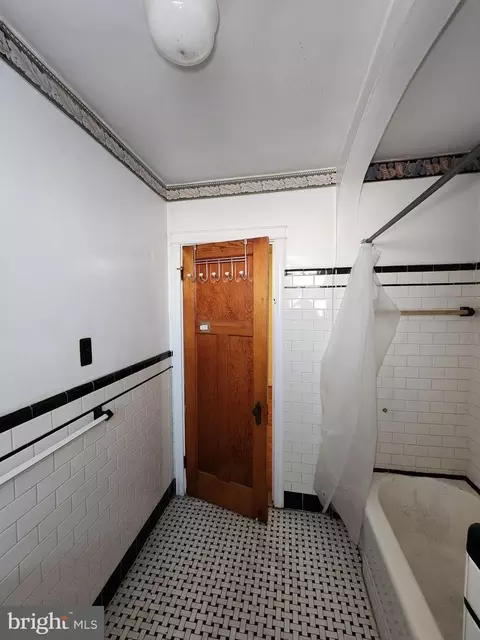 Bath - 4327 Shamrock Ave, Baltimore, MD 21206 photo 1 of 8