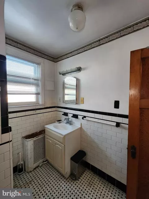 Bath - 4327 Shamrock Ave, Baltimore, MD 21206 photo 2 of 8