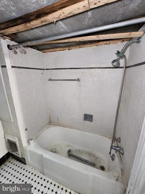Bath - 4327 Shamrock Ave, Baltimore, MD 21206 photo 6 of 8