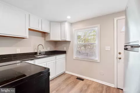 Entry Way - 1145 Ward St, Baltimore, MD 21230 photo 7 of 8
