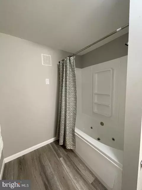Bath - 37 Cobber Ln, Baltimore, MD 21229 photo 1 of 5