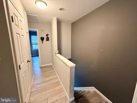 Entry Way - 37 Cobber Ln, Baltimore, MD 21229 photo 17 of 18