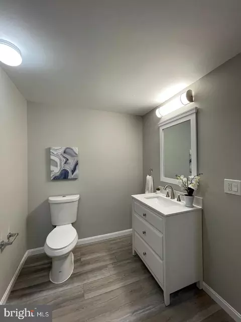 Bath - 37 Cobber Ln, Baltimore, MD 21229 photo 2 of 5