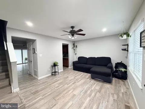 Entry Way - 37 Cobber Ln, Baltimore, MD 21229 photo 10 of 18