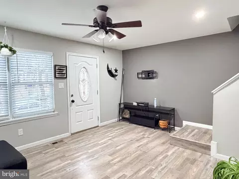 Entry Way - 37 Cobber Ln, Baltimore, MD 21229 photo 9 of 18