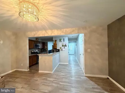 Entry Way - 37 Cobber Ln, Baltimore, MD 21229 photo 14 of 18