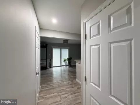 Entry Way - 37 Cobber Ln, Baltimore, MD 21229 photo 7 of 18