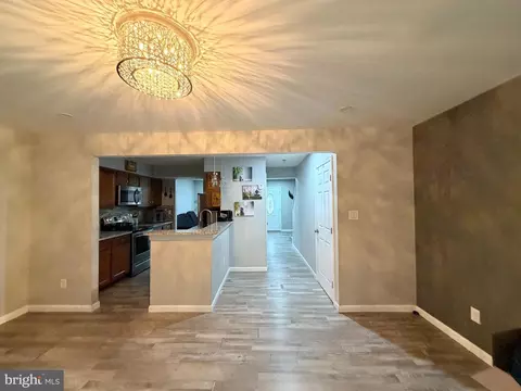 Entry Way - 37 Cobber Ln, Baltimore, MD 21229 photo 8 of 18